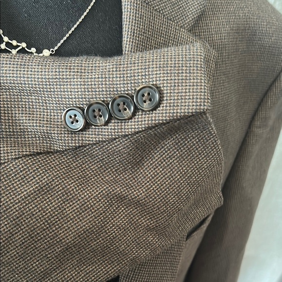 Brown Sport Coat with Notch Lapel and Classic Design - Picture 3 of 8